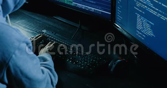 Acker使用黑暗黑客室里的笔记本电脑破解密码视频的预览图