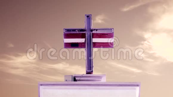 十字架微妙的掠过云白天的影响视频的预览图