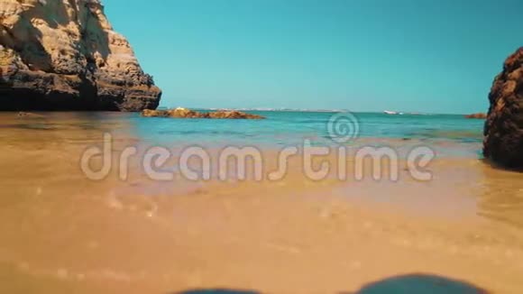 葡萄牙阿尔加维低角度海滩岸射击视频的预览图