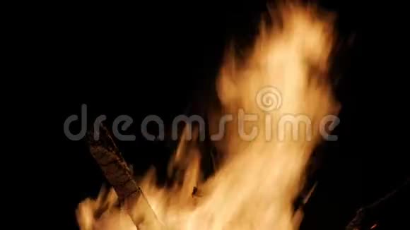 在橙色火焰中燃烧原木红色的火焰涌动视频的预览图