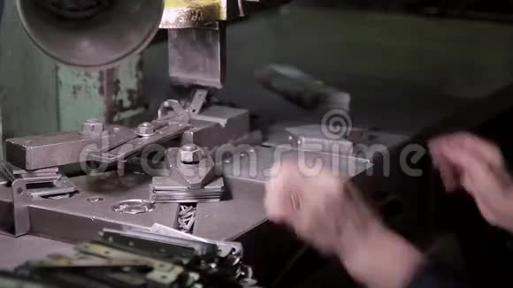 在工厂工作的妇女的手和冲压金属制品视频的预览图