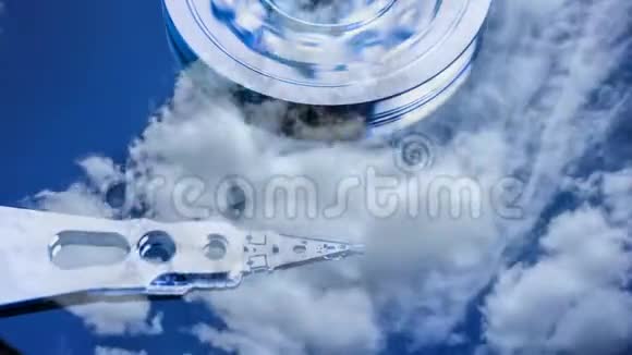 电影院硬盘驱动器其中反映云的时间推移云存储的概念视频循环视频的预览图