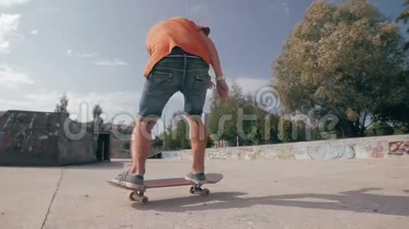 滑板手在城市里玩花样慢动作100fps视频的预览图