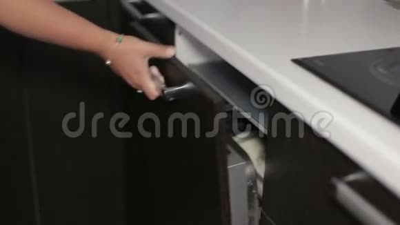 洗碗机关闭视频的预览图