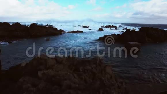 Biscoitos火山岩上的波浪破碎视频的预览图