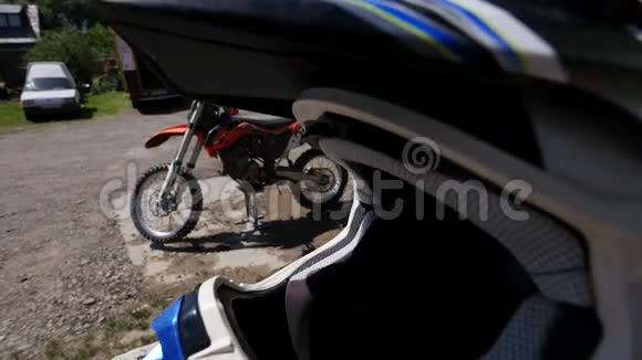摩托车头盔超过摩托车背景视频的预览图