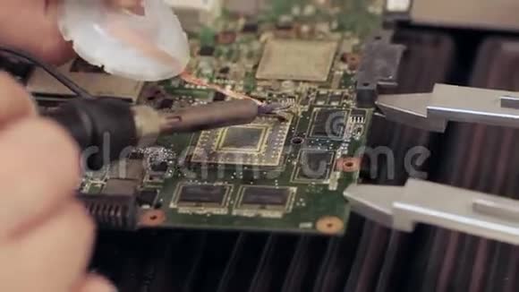 电子修理清除碎微芯片后的电路视频的预览图