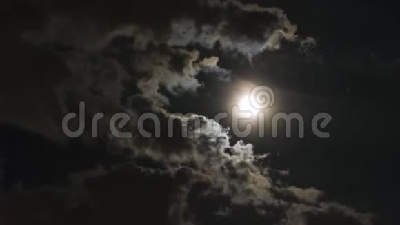 月亮穿过云层的时间流逝录像视频的预览图