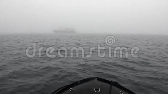 在斯瓦尔巴雪山背景下的北冰洋雾中航行视频的预览图
