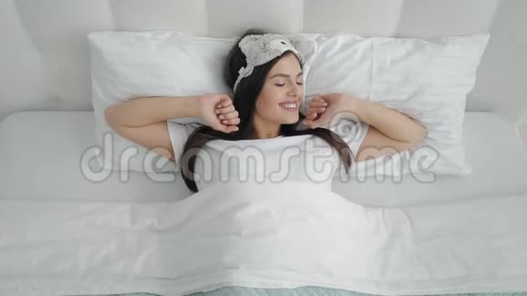 唤醒女人在床上伸展视频的预览图