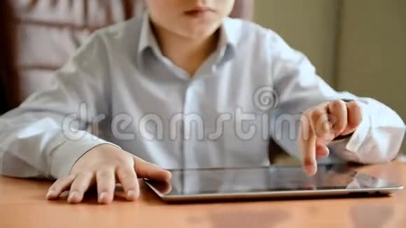 孩子带平板电脑近距离观看视频的预览图