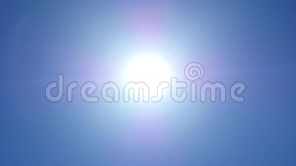 太阳穿过晴朗的蓝天视频的预览图