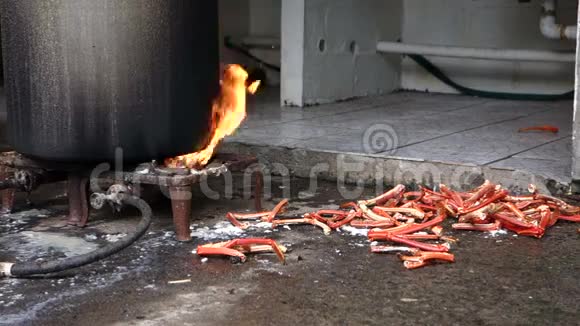 在装满加勒比海龙虾的锅里燃烧视频的预览图