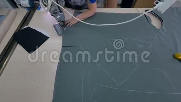 裁缝使用立式切割机视频的预览图