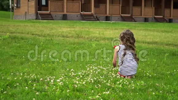 公园里可爱的小女孩在跑道上跳女孩上了摄像机视频的预览图