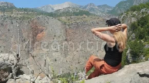 从山顶欣赏蝴蝶谷美景的女旅行者视频的预览图