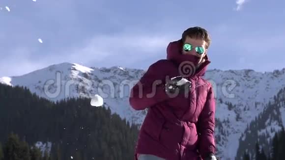 山区的冬季假日视频的预览图