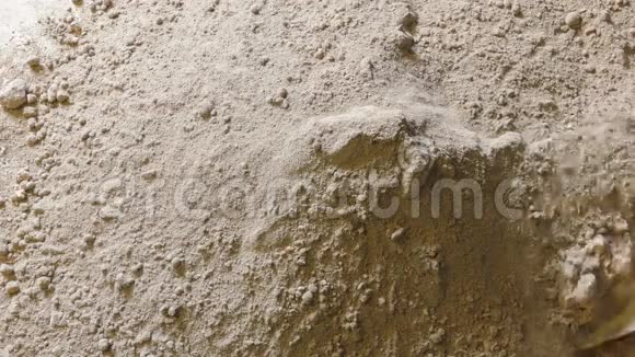 混合干水泥和沙子视频的预览图