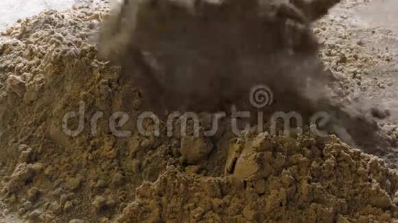 混合干水泥和沙子视频的预览图