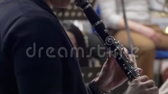 音乐家演奏单簧管特写视频的预览图