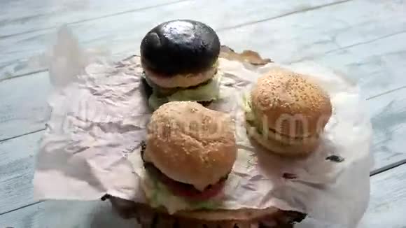木板上的汉堡旋转视频的预览图