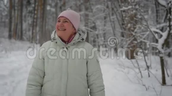 幸福的老妇人正走在森林里的小径上呼吸着新鲜的空气微笑着年内女性旅行者视频的预览图