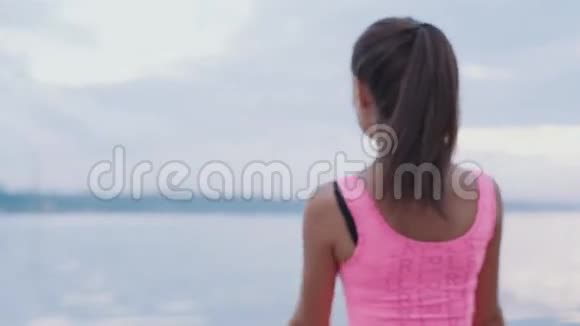 年轻漂亮时尚女孩在沙滩上摆姿势视频的预览图