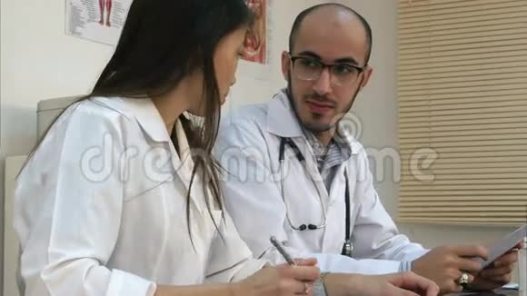 年轻护士和男医生在办公室争吵视频的预览图