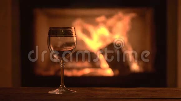 在浪漫的壁炉边品尝美味的红酒视频的预览图