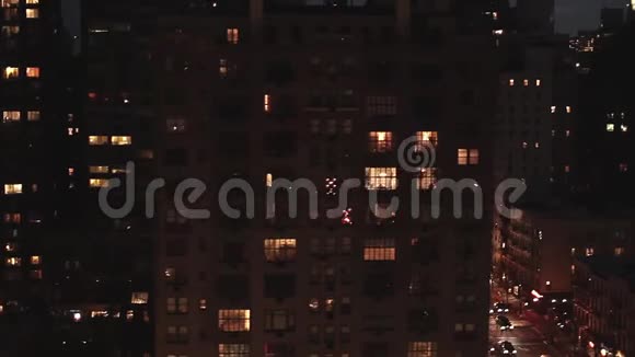 纽约夜间交通街道空中观景跟踪拍摄视频的预览图