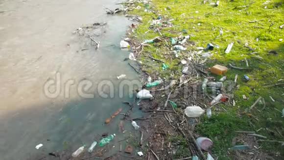 塑料垃圾污染河道生态问题视频的预览图