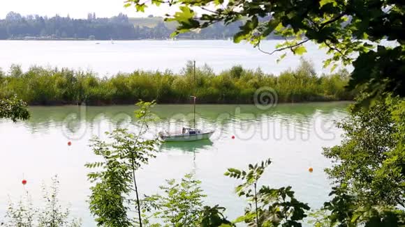 湖边的小帆船视频的预览图