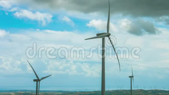 现代风力涡轮机在暴风雨天气中旋转新的替代能源视频的预览图
