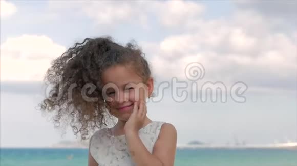 特写小女孩的肖像可爱的微笑看着镜头概念儿童儿童夏季视频的预览图