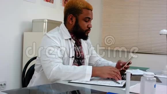 非裔美国男医生自拍和显示拇指视频的预览图