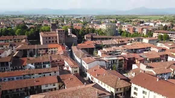 乌格纳诺贝加莫意大利从钟楼顶部俯瞰村庄和中世纪城堡视频的预览图
