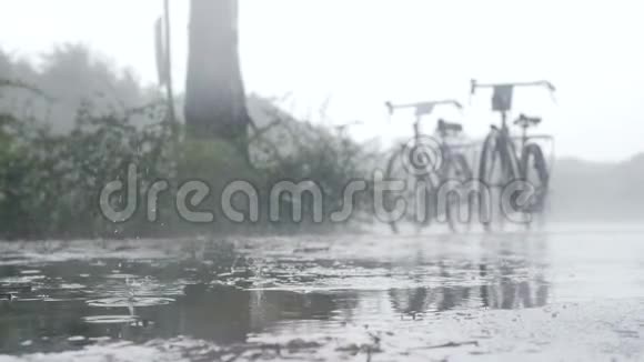 泰国曼谷风暴潮亚洲气候变化后暴雨4K视频的预览图