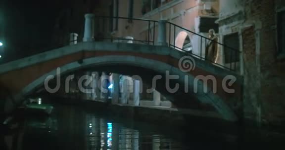 女人在威尼斯漫步拍照视频的预览图