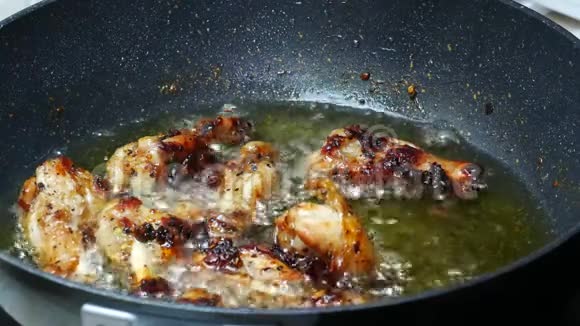 把熟的炸鸡放在煮食油棕上视频的预览图