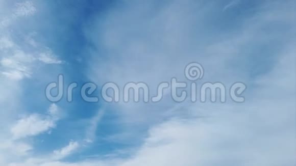 夏日的天空中有美丽的白色丝质云视频的预览图