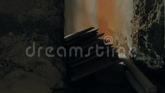 恐怖恐怖的地下室窗户视频的预览图