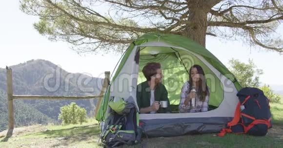微笑的人在帐篷里休息视频的预览图
