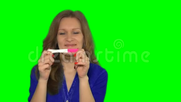 怀孕测试呈阳性的美女做梦视频的预览图