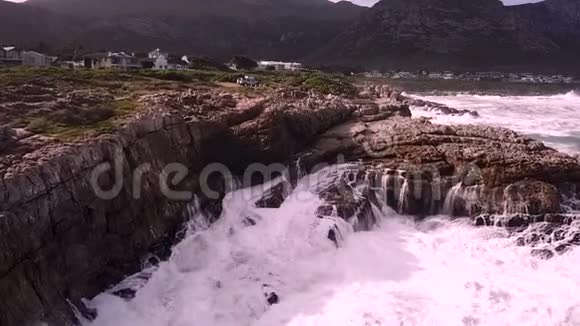 波浪冲破岩石海岸线视频的预览图