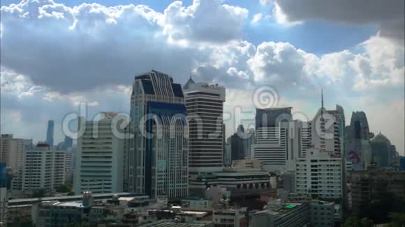 摩天大楼在多云的天空时间流逝视频的预览图