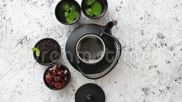 传统的东方金属茶壶和铁杯视频的预览图