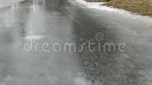 湖冰背景下的春雨视频的预览图