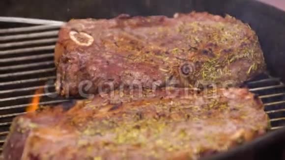 烤架上有牛肉牛排在煤上煮牛排吃肉的概念视频的预览图