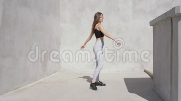 跳舞的年轻女子在户外旋转慢动作视频的预览图
