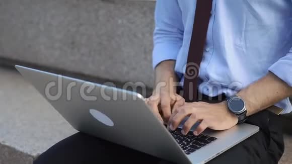 一个人拿着笔记本电脑在街上工作视频的预览图
